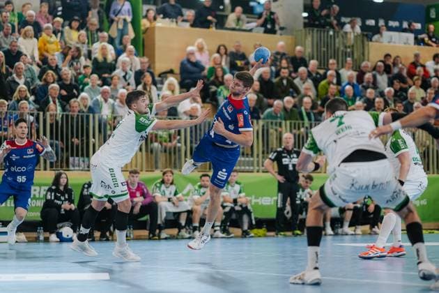 Georg Poehle (HBW Balingen-Weilstetten, 94) beim Wurf, Nick Froehlich (HC Oppenweiler-Backnang, 10) versucht zu blocken, HC Oppenweiler-Backnang vs. HBW Balingen-Weilstetten, Handball, 2. Bundesliga, 9. Spieltag, Saison 2025 2026, 26.10.2025, HC Oppenweiler-Backnang vs. HBW Balingen-Weilstetten, Handball, 2. Bundesliga, 9. Spieltag, Saison 2025 2026, 26.10.2025 Backnang Copyright: xEibner-Pressefoto LarsxNeumannx EP_LNN