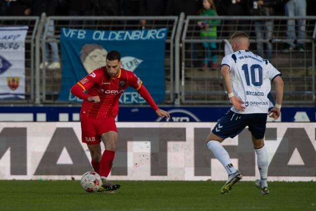 GER, Fussball, RLN, VfB Oldenburg vs Bremer SV 26.10.2025, Marschwegstadion, Oldenburg, GER, RLN, VfB Oldenburg vs Bremer SV, DFL regulations prohibit any use of photographs as image sequences and or quasi-video, im Bild Elario GHASSAN ( Bremer SV 15 ) Julian BOCCACCIO ( VfB Oldenburg 10 )