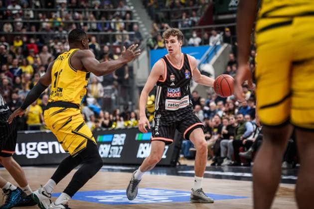 Tobias Jensen (ratiopharm Ulm, 07) vs. Yorman Polas Bartolo (MHP RIESEN Ludwigsburg, 13) GER, MHP Riesen Ludwigsburg vs. ratiopharm Ulm, easycredit BBL, Basketball, Bundesliga, 5. Spieltag, Spielzeit 2025 2026, 26.10.2025 GER, MHP Riesen Ludwigsburg vs. ratiopharm Ulm, easycredit BBL, Basketball, Bundesliga, 5. Spieltag, Spielzeit 2025 2026, 26.10.2025 Ludwigsburg Copyright: xSandyxDinkelackerx EP_SDR