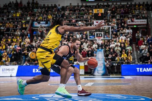 Christopher Ledlum (ratiopharm Ulm, 04) vs. Keeshawn Kellman (MHP RIESEN Ludwigsburg, 32) GER, MHP Riesen Ludwigsburg vs. ratiopharm Ulm, easycredit BBL, Basketball, Bundesliga, 5. Spieltag, Spielzeit 2025 2026, 26.10.2025 GER, MHP Riesen Ludwigsburg vs. ratiopharm Ulm, easycredit BBL, Basketball, Bundesliga, 5. Spieltag, Spielzeit 2025 2026, 26.10.2025 Ludwigsburg Copyright: xSandyxDinkelackerx EP_SDR
