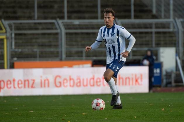 GER, Fussball, RLN, VfB Oldenburg vs Bremer SV 26.10.2025, Marschwegstadion, Oldenburg, GER, RLN, VfB Oldenburg vs Bremer SV, DFL regulations prohibit any use of photographs as image sequences and or quasi-video, im Bild Nick OTTO ( VfB Oldenburg 21 ) Einzelaktion, Ganzkörper Ganzkoerper
