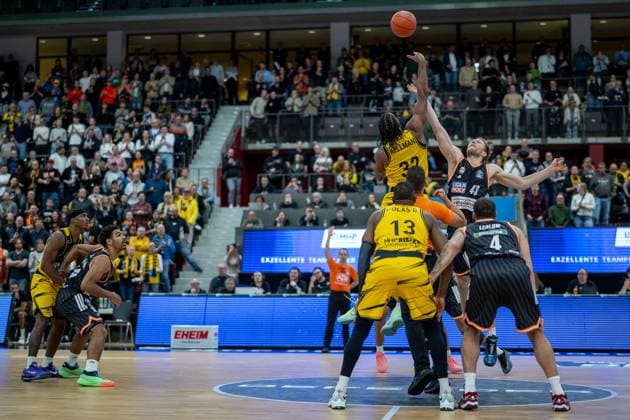 Keeshawn Kellman (MHP RIESEN Ludwigsburg, 32), Christian Sengfelder (ratiopharm ulm, 43), GER, MHP RIESEN Ludwigsburg vs. ratiopharm ulm, easycredit BBL, Basketball, Bundesliga, 5. Spieltag, Spielzeit 2025 2026, 26.10.2025, GER, MHP RIESEN Ludwigsburg vs. ratiopharm ulm, easycredit BBL, Basketball, Bundesliga, 5. Spieltag, Spielzeit 2025 2026, 26.10.2025 Ludwigsburg Copyright: xEibner-Pressefoto SaschaxWaltherx EP_EER