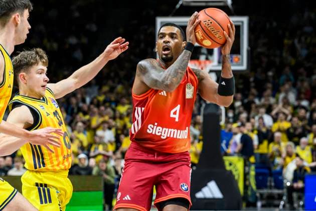 GER, Berlin, Basketball, Alba Berlin vs FC Bayern Basketball - in der Uber Arena, BBL, Spieltag 5, im Bild v.l.: Bennet Hundt (Alba, 33), Xavier Rathan-Mayes (FCB, 04), Zweikampf, Action, Kampf, kaempft um den Ball, 26.10.2025 Copyright: HMBxMedia UwexKoch