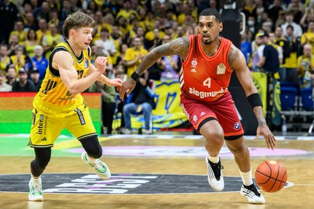 GER, Berlin, Basketball, Alba Berlin vs FC Bayern Basketball - in der Uber Arena, BBL, Spieltag 5, im Bild v.l.: Bennet Hundt (Alba, 33), Xavier Rathan-Mayes (FCB, 04), Zweikampf, Action, Kampf, kaempft um den Ball, Zweikampf, Action, Kampf, kaempft um den Ball, 26.10.2025 Copyright: HMBxMedia UwexKoch