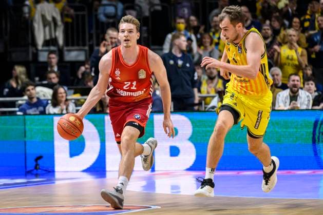 GER, Berlin, Basketball, Alba Berlin vs FC Bayern Basketball - in der Uber Arena, BBL, Spieltag 5, im Bild v.l.: Justus Hollatz (FCB, 21), Malte Delow (Alba, 06), Zweikampf, Action, Kampf, kaempft um den Ball, 26.10.2025 Copyright: HMBxMedia UwexKoch