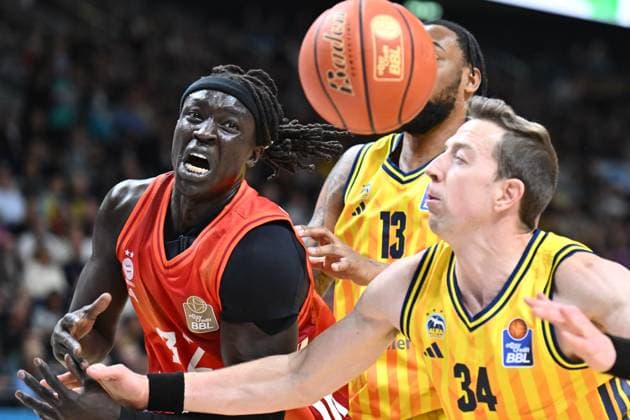 Wenyen Gabriel (FC Bayern Muenchen, 32), J Wan Roberts (ALBA Berlin, 13) und Justin Bean (ALBA Berlin, 34) GER, Alba Berlin gegen FC Bayern Muenchen, Basketball, easyCredit Basketball League, Saison 2025 2026, 5. Spieltag, 26.10.2025 GER, Alba Berlin gegen FC Bayern Muenchen, Basketball, easyCredit Basketball League, Saison 2025 2026, 5. Spieltag, 26.10.2025 Berlin Copyright: xEibner-Pressefoto RyanxSleimanx EP_RSN