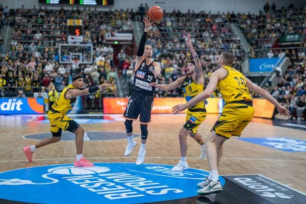 Brandon Tischler (MHP RIESEN Ludwigsburg, 24), Thomas Klepeisz (ratiopharm ulm, 22), Booker Coplin (MHP RIESEN Ludwigsburg, 09), Jonas Wohlfarth-Bottermann (MHP RIESEN Ludwigsburg, 18), GER, MHP RIESEN Ludwigsburg vs. ratiopharm ulm, easycredit BBL, Basketball, Bundesliga, 5. Spieltag, Spielzeit 2025 2026, 26.10.2025, GER, MHP RIESEN Ludwigsburg vs. ratiopharm ulm, easycredit BBL, Basketball, Bundesliga, 5. Spieltag, Spielzeit 2025 2026, 26.10.2025 Ludwigsburg Copyright: xEibner-Pressefoto SaschaxWaltherx EP_EER