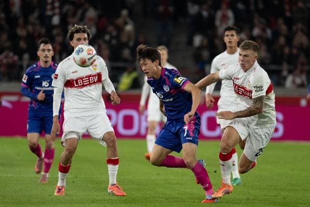 v.li. Ameen Al Dakhil (VfB Stuttgart, 02), Jae Sung Lee (1. FSV Mainz 05, 07), Finn Jeltsch (VfB Stuttgart 29) GER, VfB Stuttgart vs. 1. FSV Mainz 05, Fussball, Herren, 1. Bundesliga, 8. Spieltag, Spielzeit 2025 2026, 26.10.2025, DFL DFB REGULATIONS PROHIBIT ANY USE OF PHOTOGRAPHS AS IMAGE SEQUENCES AND OR QUASI-VIDEO, GER, VfB Stuttgart vs. 1. FSV Mainz 05, Fussball, Herren, 1. Bundesliga, 8. Spieltag, Spielzeit 2025 2026, 26.10.2025 Stuttgart Copyright: xEibner-Pressefoto WolfgangxFrankx EP_WFK