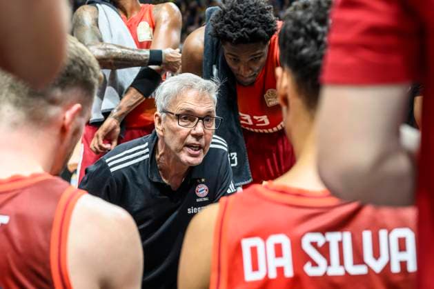GER, Berlin, Basketball, Alba Berlin vs FC Bayern Basketball - in der Uber Arena, BBL, Spieltag 5, im Bild v.l.: Gordon Herbert (FCB, Trainer), brieft sein Team in der Auszeit, Pause, Anweisung, Strategie 26.10.2025 Copyright: HMBxMedia UwexKoch