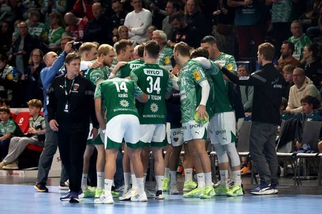 DEU, DHB, 1.HBL, Fuechse Berlin vs. HSV, 26.10.2025, Max-Schmeling-Halle, Berlin, DEU, DHB, 1.HBL, Fuechse Berlin vs. HSV, im Bild Fuechse-Spielerkreis, Cheftrainer Nicolej Krickau (Fuechse Berlin)