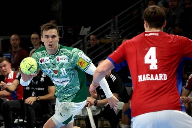 DEU, DHB, 1.HBL, Fuechse Berlin vs. HSV, 26.10.2025, Max-Schmeling-Halle, Berlin, DEU, DHB, 1.HBL, Fuechse Berlin vs. HSV, im Bild Lasse Andersson (Fuechse Berlin 11), Andreas Magaard (HSV Hamburg 4)