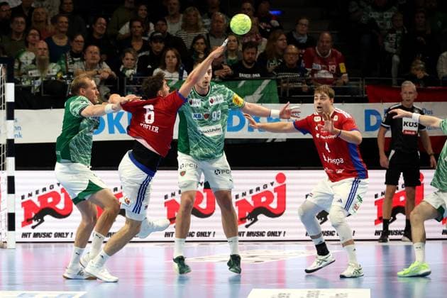 DEU, DHB, 1.HBL, Fuechse Berlin vs. HSV, 26.10.2025, Max-Schmeling-Halle, Berlin, DEU, DHB, 1.HBL, Fuechse Berlin vs. HSV, im Bild Max Darj (Fuechse Berlin 5), Mijajlo Marsenic (Fuechse Berlin 93), Elias Kofler (HSV Hamburg 6)