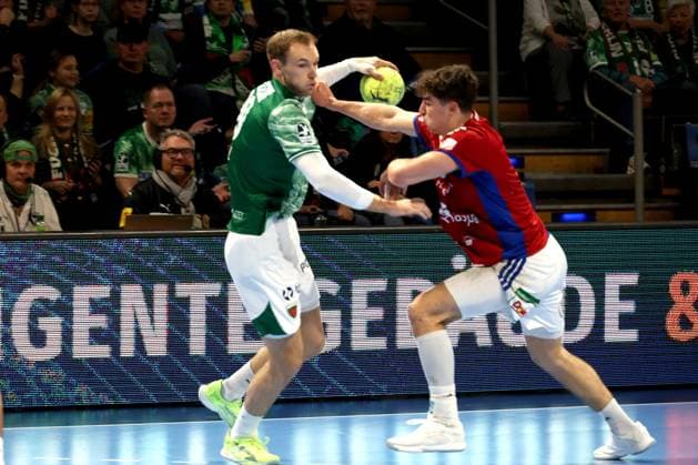 DEU, DHB, 1.HBL, Fuechse Berlin vs. HSV, 26.10.2025, Max-Schmeling-Halle, Berlin, DEU, DHB, 1.HBL, Fuechse Berlin vs. HSV, im Bild Mathias Gidsel (Fuechse Berlin 19), Elias Kofler (HSV Hamburg 6)