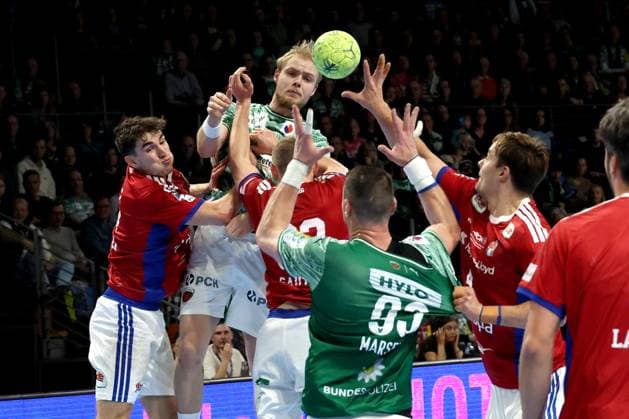 DEU, DHB, 1.HBL, Fuechse Berlin vs. HSV, 26.10.2025, Max-Schmeling-Halle, Berlin, DEU, DHB, 1.HBL, Fuechse Berlin vs. HSV, im Bild Matthes Langhoff (Fuechse Berlin 25), Mijajlo Marsenic (Fuechse Berlin 93), Elias Kofler (HSV Hamburg 6), Levin Unbehaun (HSV Hamburg 31), Andreas Magaard (HSV Hamburg 4)