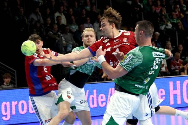 DEU, DHB, 1.HBL, Fuechse Berlin vs. HSV, 26.10.2025, Max-Schmeling-Halle, Berlin, DEU, DHB, 1.HBL, Fuechse Berlin vs. HSV, im Bild Matthes Langhoff (Fuechse Berlin 25), Mijajlo Marsenic (Fuechse Berlin 93), Andreas Magaard (HSV Hamburg 4), Elias Kofler (HSV Hamburg 6),