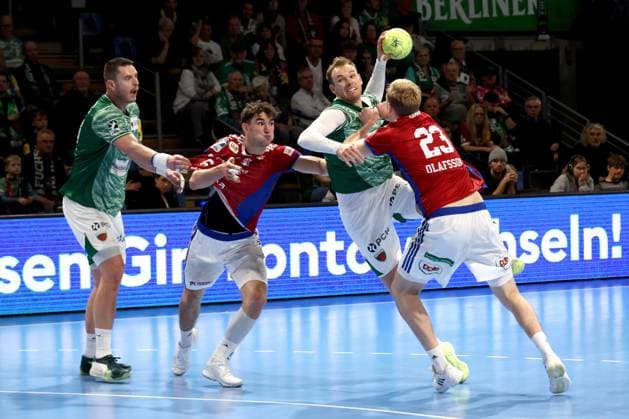 DEU, DHB, 1.HBL, Fuechse Berlin vs. HSV, 26.10.2025, Max-Schmeling-Halle, Berlin, DEU, DHB, 1.HBL, Fuechse Berlin vs. HSV, im Bild Mathias Gidsel (Fuechse Berlin 19), Mijajlo Marsenic (Fuechse Berlin 93), Einar Olafsson (HSV Hamburg 23), Elias Kofler (HSV Hamburg 6)