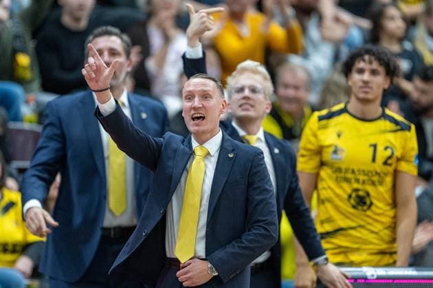 Kenneth Desloovere (MHP RIESEN Ludwigsburg, Co-Coach), Mikko Riipinen (MHP RIESEN Ludwigsburg, Head-Coach), Johs Andersen (MHP RIESEN Ludwigsburg, Co-Coach), GER, MHP RIESEN Ludwigsburg vs. ratiopharm ulm, easycredit BBL, Basketball, Bundesliga, 5. Spieltag, Spielzeit 2025 2026, 26.10.2025, GER, MHP RIESEN Ludwigsburg vs. ratiopharm ulm, easycredit BBL, Basketball, Bundesliga, 5. Spieltag, Spielzeit 2025 2026, 26.10.2025 Ludwigsburg Copyright: xEibner-Pressefoto SaschaxWaltherx EP_EER