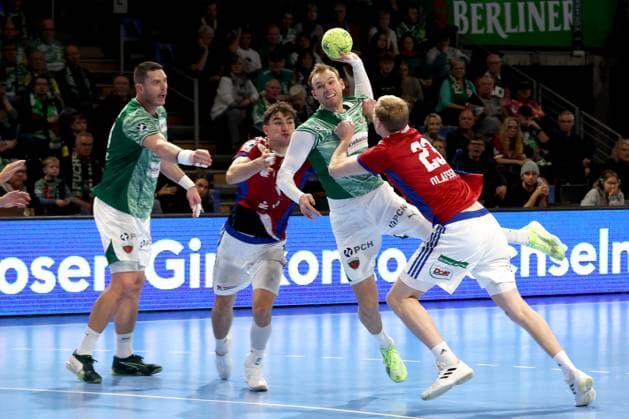 DEU, DHB, 1.HBL, Fuechse Berlin vs. HSV, 26.10.2025, Max-Schmeling-Halle, Berlin, DEU, DHB, 1.HBL, Fuechse Berlin vs. HSV, im Bild Mathias Gidsel (Fuechse Berlin 19), Mijajlo Marsenic (Fuechse Berlin 93), Einar Olafsson (HSV Hamburg 23), Elias Kofler (HSV Hamburg 6)