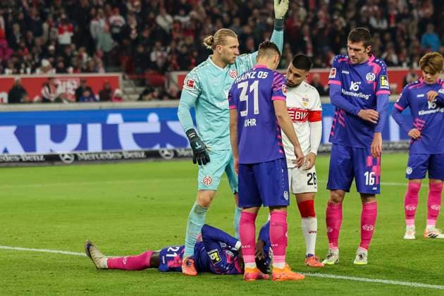 Danny da Costa (1.FSV Mainz, 21) verletzt am Boden , Deutschland, Fussball, 1. Bundesliga, 8.Spieltag, 2025 2026, VfB Stuttgart vs. 1.FSV Mainz 05, 26.10.2025, MHP Arena, Stuttgart, Deutschland Stuttgart MHP Arena Baden-Württemberg Deutschland Copyright: xGrantxHubbsx