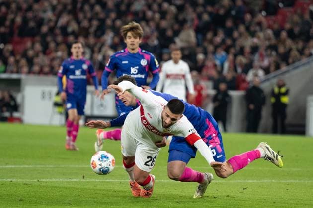 v. li. im Zweikampf Stefan Bell (1. FSV Mainz 05, 16), Deniz Undav (VfB Stuttgart 26) fordert Elfmeter, Strafstoss. GER, VfB Stuttgart vs. 1. FSV Mainz 05, Fussball, Herren, 1. Bundesliga, 8. Spieltag, Spielzeit 2025 2026, 26.10.2025, DFL DFB REGULATIONS PROHIBIT ANY USE OF PHOTOGRAPHS AS IMAGE SEQUENCES AND OR QUASI-VIDEO, GER, VfB Stuttgart vs. 1. FSV Mainz 05, Fussball, Herren, 1. Bundesliga, 8. Spieltag, Spielzeit 2025 2026, 26.10.2025 Stuttgart Copyright: xEibner-Pressefoto WolfgangxFrankx EP_WFK
