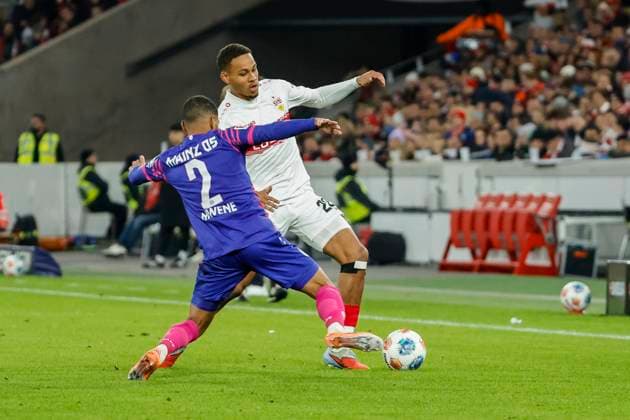 Phillipp Mwene (1.FSV Mainz, 02) und Nikolas Nartey (VfB Stuttgart, 28) im Kampf um den Ball , Deutschland, Fussball, 1. Bundesliga, 8.Spieltag, 2025 2026, VfB Stuttgart vs. 1.FSV Mainz 05, 26.10.2025, MHP Arena, Stuttgart, Deutschland Stuttgart MHP Arena Baden-Württemberg Deutschland Copyright: xGrantxHubbsx
