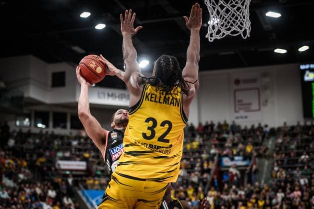 Christopher Ledlum (ratiopharm Ulm, 04) vs. Keeshawn Kellman (MHP RIESEN Ludwigsburg, 32) GER, MHP Riesen Ludwigsburg vs. ratiopharm Ulm, easycredit BBL, Basketball, Bundesliga, 5. Spieltag, Spielzeit 2025 2026, 26.10.2025 GER, MHP Riesen Ludwigsburg vs. ratiopharm Ulm, easycredit BBL, Basketball, Bundesliga, 5. Spieltag, Spielzeit 2025 2026, 26.10.2025 Ludwigsburg Copyright: xSandyxDinkelackerx EP_SDR