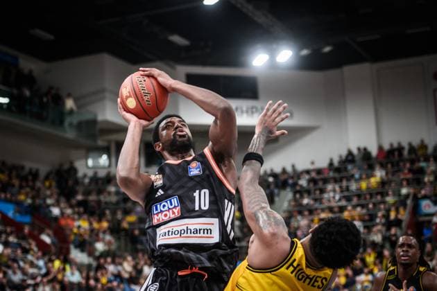 Malik Osborne (ratiopharm Ulm, 10) vs. Elijah Hughes (MHP RIESEN Ludwigsburg, 07) GER, MHP Riesen Ludwigsburg vs. ratiopharm Ulm, easycredit BBL, Basketball, Bundesliga, 5. Spieltag, Spielzeit 2025 2026, 26.10.2025 GER, MHP Riesen Ludwigsburg vs. ratiopharm Ulm, easycredit BBL, Basketball, Bundesliga, 5. Spieltag, Spielzeit 2025 2026, 26.10.2025 Ludwigsburg Copyright: xSandyxDinkelackerx EP_SDR