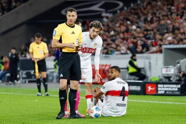 Josha Vagnoman (VfB Stuttgart, 04) verletzt am Boden , Deutschland, Fussball, 1. Bundesliga, 8.Spieltag, 2025 2026, VfB Stuttgart vs. 1.FSV Mainz 05, 26.10.2025, MHP Arena, Stuttgart, Deutschland Stuttgart MHP Arena Baden-Württemberg Deutschland Copyright: xGrantxHubbsx