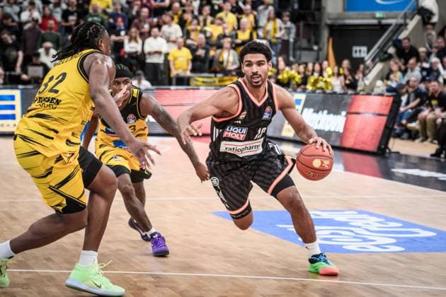 Mark Smith (ratiopharm Ulm, 13) vs. Keeshawn Kellman (MHP RIESEN Ludwigsburg, 32) und Stefan Smith (MHP RIESEN Ludwigsburg, 03) GER, MHP Riesen Ludwigsburg vs. ratiopharm Ulm, easycredit BBL, Basketball, Bundesliga, 5. Spieltag, Spielzeit 2025 2026, 26.10.2025 GER, MHP Riesen Ludwigsburg vs. ratiopharm Ulm, easycredit BBL, Basketball, Bundesliga, 5. Spieltag, Spielzeit 2025 2026, 26.10.2025 Ludwigsburg Copyright: xSandyxDinkelackerx EP_SDR