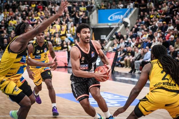 Mark Smith (ratiopharm Ulm, 13) umringt von Keeshawn Kellman (MHP RIESEN Ludwigsburg, 32) und Stefan Smith (MHP RIESEN Ludwigsburg, 03), li. und Tray Buchanan (MHP RIESEN Ludwigsburg, 02), re. GER, MHP Riesen Ludwigsburg vs. ratiopharm Ulm, easycredit BBL, Basketball, Bundesliga, 5. Spieltag, Spielzeit 2025 2026, 26.10.2025 GER, MHP Riesen Ludwigsburg vs. ratiopharm Ulm, easycredit BBL, Basketball, Bundesliga, 5. Spieltag, Spielzeit 2025 2026, 26.10.2025 Ludwigsburg Copyright: xSandyxDinkelackerx EP_SDR