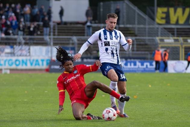 GER, Fussball, RLN, VfB Oldenburg vs Bremer SV 26.10.2025, Marschwegstadion, Oldenburg, GER, RLN, VfB Oldenburg vs Bremer SV, DFL regulations prohibit any use of photographs as image sequences and or quasi-video, im Bild Emal PEPSHI ( VfB Oldenburg 34 ) Ken TCHOUANGUE ( Bremer SV 16 )