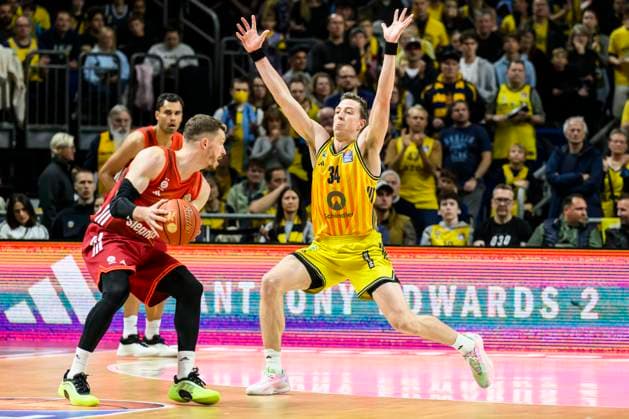 GER, Berlin, Basketball, Alba Berlin vs FC Bayern Basketball - in der Uber Arena, BBL, Spieltag 5, im Bild v.l.: Andreas Obst (FCB, 13), Justin Bean (Alba, 34), Zweikampf, Action, Kampf, kaempft um den Ball, 26.10.2025 Copyright: HMBxMedia UwexKoch
