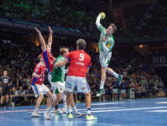 Handball, Herren, Saison 2025 2026, DAIKIN Handball-Bundesliga (10. Spieltag), Füchse Berlin - HSV Hamburg, v.l. Andreas Magaard (Hamburg), Max Darj (Füchse Berlin), Jacob Arenth Lassen (Hamburg), Lasse Bredekjaer Andersson (Füchse Berlin), 26.10.2025, Copyright: xSebastianxRäppold MatthiasxKochx