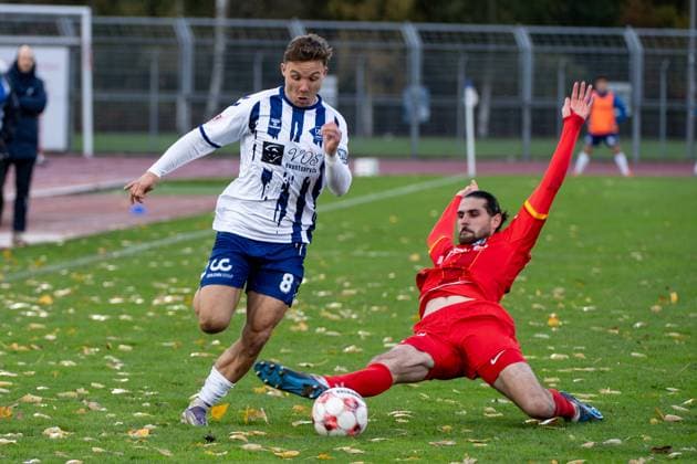 GER, Fussball, RLN, VfB Oldenburg vs Bremer SV 26.10.2025, Marschwegstadion, Oldenburg, GER, RLN, VfB Oldenburg vs Bremer SV, DFL regulations prohibit any use of photographs as image sequences and or quasi-video, im Bild Rafael BRAND ( VfB Oldenburg 8 ) Ilhan ALTUNTAS ( Bremer SV 4 )