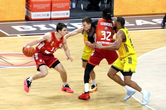 DEU, easyCredit BBL, ALBA vs. Bayern Muenchen, 26.10.2025, Uber-Arena, Berlin, DEU, easyCredit BBL, ALBA vs. Bayern Muenchen, im Bild J Wan Roberts (ALBA Berlin 13), Martin Hermannsson (ALBA Berlin 15), Justinian Jessup (FC Bayern Muenchen 10), Wenyen Gabriel (FC Bayern Muenchen 32)