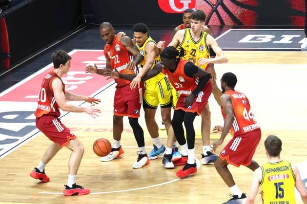 DEU, easyCredit BBL, ALBA vs. Bayern Muenchen, 26.10.2025, Uber-Arena, Berlin, DEU, easyCredit BBL, ALBA vs. Bayern Muenchen, im Bild Jack Kayil( ALBA Berlin 7), Nevio Bennefeld(ALBA Berlin 22), Justinian Jessup (FC Bayern Muenchen 10), Isiaha Mike (FC Bayern Muenchen 22), Wenyen Gabriel (FC Bayern Muenchen 32)
