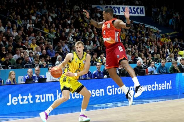 DEU, easyCredit BBL, ALBA vs. Bayern Muenchen, 26.10.2025, Uber-Arena, Berlin, DEU, easyCredit BBL, ALBA vs. Bayern Muenchen, im Bild Sam Griesel (ALBA Berlin 5), Xavier Rathan-Mayes (FC Bayern Muenchen 4)