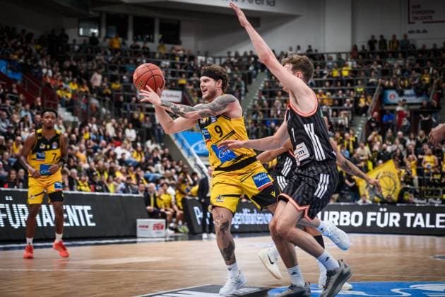 Booker Coplin (MHP RIESEN Ludwigsburg, 09) setzt sich durch gegen Tobias Jensen (ratiopharm Ulm, 07) GER, MHP Riesen Ludwigsburg vs. ratiopharm Ulm, easycredit BBL, Basketball, Bundesliga, 5. Spieltag, Spielzeit 2025 2026, 26.10.2025 GER, MHP Riesen Ludwigsburg vs. ratiopharm Ulm, easycredit BBL, Basketball, Bundesliga, 5. Spieltag, Spielzeit 2025 2026, 26.10.2025 Ludwigsburg Copyright: xSandyxDinkelackerx EP_SDR