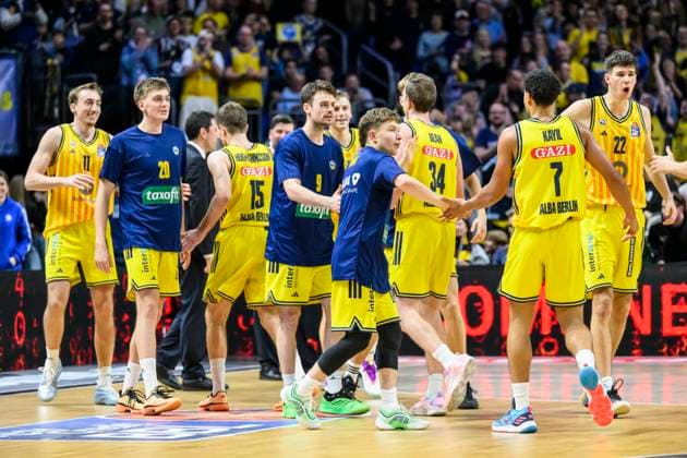 GER, Berlin, Basketball, Alba Berlin vs FC Bayern Basketball - in der Uber Arena, BBL, Spieltag 5, im Bild v.l.: Team JUBEL NACH SIEG MIT 67:61, Jubel, Freude, Sieg, 26.10.2025 Copyright: HMBxMedia UwexKoch