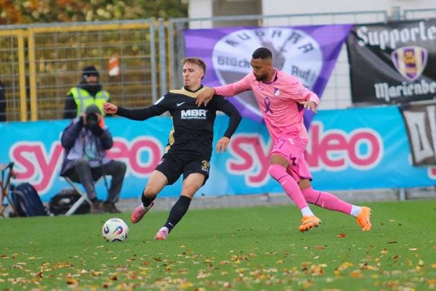 v. li. im Zweikampf, Maximilian Schmid (FC Erzgebirge Aue, 39), Ruben Reisig (TSG Hoffenheim II, 17). GER, TSG 1899 Hoffenheim II gegen FC Erzgebirge Aue, Fussball, 3.Liga, 12.Spieltag, Spielzeit 2025 2026, 26.10.2025. (DFL DFB REGULATIONS PROHIBIT ANY USE OF PHOTOGRAPHS as IMAGE SEQUENCES and or QUASI-VIDEO). GER,TSG 1899 Hoffenheim II gegen FC Erzgebirge Aue, Fussball, 3.Liga, 12.Spieltag, Spielzeit 2025 2026, 26.10.2025. Hoffenheim Copyright: xEibner-Pressefoto JoergxHirschx EP_JHH
