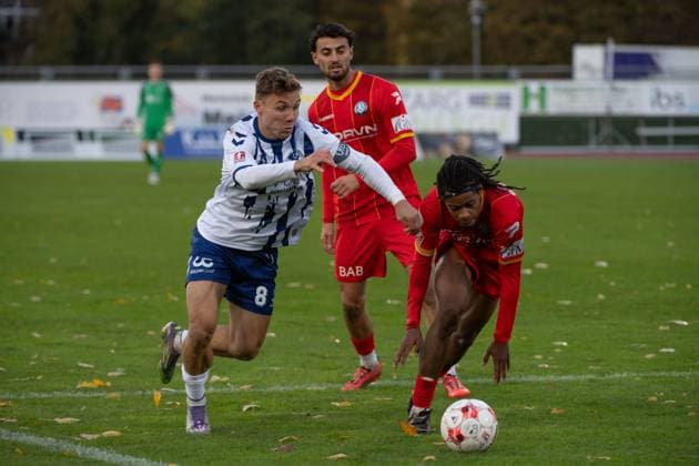 GER, Fussball, RLN, VfB Oldenburg vs Bremer SV 26.10.2025, Marschwegstadion, Oldenburg, GER, RLN, VfB Oldenburg vs Bremer SV, DFL regulations prohibit any use of photographs as image sequences and or quasi-video, im Bild vorbei am Gegner Rafael BRAND ( VfB Oldenburg 8 ) Ken TCHOUANGUE ( Bremer SV 16 )