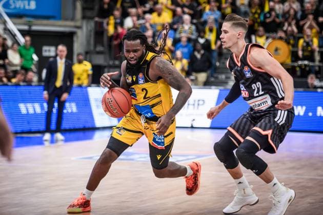 Tray Buchanan (MHP RIESEN Ludwigsburg, 02) vs. Thomas Klepeisz (ratiopharm Ulm, 22) GER, MHP Riesen Ludwigsburg vs. ratiopharm Ulm, easycredit BBL, Basketball, Bundesliga, 5. Spieltag, Spielzeit 2025 2026, 26.10.2025 GER, MHP Riesen Ludwigsburg vs. ratiopharm Ulm, easycredit BBL, Basketball, Bundesliga, 5. Spieltag, Spielzeit 2025 2026, 26.10.2025 Ludwigsburg Copyright: xSandyxDinkelackerx EP_SDR