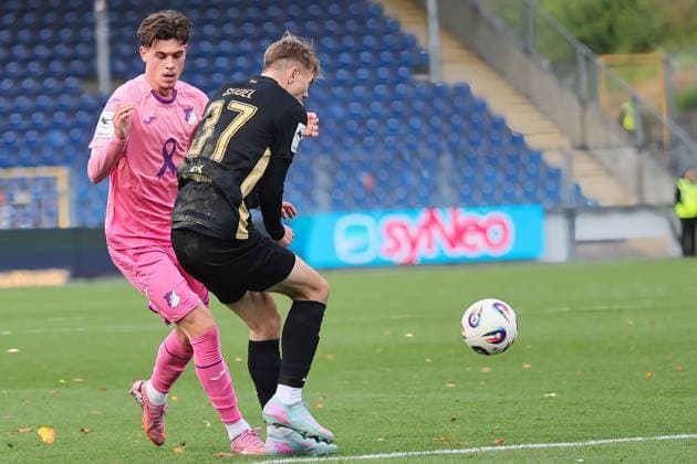 v. li. im Zweikampf Luca Erlein (TSG Hoffenheim II, 24), Paul Seidel (FC Erzgebirge Aue, 37). GER, TSG 1899 Hoffenheim II gegen FC Erzgebirge Aue, Fussball, 3.Liga, 12.Spieltag, Spielzeit 2025 2026, 26.10.2025. (DFL DFB REGULATIONS PROHIBIT ANY USE OF PHOTOGRAPHS as IMAGE SEQUENCES and or QUASI-VIDEO). GER,TSG 1899 Hoffenheim II gegen FC Erzgebirge Aue, Fussball, 3.Liga, 12.Spieltag, Spielzeit 2025 2026, 26.10.2025. Hoffenheim Copyright: xEibner-Pressefoto JoergxHirschx EP_JHH