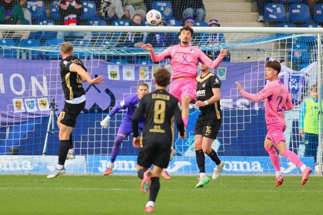 Arian Llugiqi (TSG Hoffenheim II, 22), Ryan Malone (FC Erzgebirge Aue, 16). GER, TSG 1899 Hoffenheim II gegen FC Erzgebirge Aue, Fussball, 3.Liga, 12.Spieltag, Spielzeit 2025 2026, 26.10.2025. (DFL DFB REGULATIONS PROHIBIT ANY USE OF PHOTOGRAPHS as IMAGE SEQUENCES and or QUASI-VIDEO). GER,TSG 1899 Hoffenheim II gegen FC Erzgebirge Aue, Fussball, 3.Liga, 12.Spieltag, Spielzeit 2025 2026, 26.10.2025. Hoffenheim Copyright: xEibner-Pressefoto JoergxHirschx EP_JHH