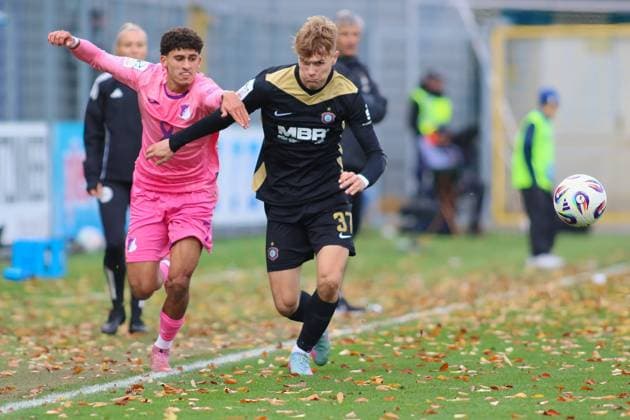 v. li. im Zweikampf, Ayoube Amaimouni Echghouyab (TSG Hoffenheim II, 7), Paul Seidel (FC Erzgebirge Aue, 37). GER, TSG 1899 Hoffenheim II gegen FC Erzgebirge Aue, Fussball, 3.Liga, 12.Spieltag, Spielzeit 2025 2026, 26.10.2025. (DFL DFB REGULATIONS PROHIBIT ANY USE OF PHOTOGRAPHS as IMAGE SEQUENCES and or QUASI-VIDEO). GER,TSG 1899 Hoffenheim II gegen FC Erzgebirge Aue, Fussball, 3.Liga, 12.Spieltag, Spielzeit 2025 2026, 26.10.2025. Hoffenheim Copyright: xEibner-Pressefoto JoergxHirschx EP_JHH
