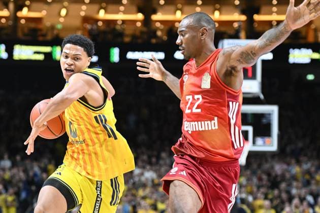 Jack Kayil (ALBA Berlin, 7) und Isiaha Mike (FC Bayern Muenchen, 22) GER, Alba Berlin gegen FC Bayern Muenchen, Basketball, easyCredit Basketball League, Saison 2025 2026, 5. Spieltag, 26.10.2025 GER, Alba Berlin gegen FC Bayern Muenchen, Basketball, easyCredit Basketball League, Saison 2025 2026, 5. Spieltag, 26.10.2025 Berlin Copyright: xEibner-Pressefoto RyanxSleimanx EP_RSN