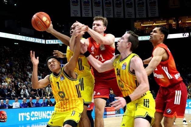 DEU, easyCredit BBL, ALBA vs. Bayern Muenchen, 26.10.2025, Uber-Arena, Berlin, DEU, easyCredit BBL, ALBA vs. Bayern Muenchen, im Bild Jack Kayil( ALBA Berlin 7), Justin Bean (ALBA Berlin 34), J Wan Roberts (ALBA Berlin 13), Justus Hollatz (FC Bayern Muenchen 21), Oscar da Silva (FC Bayern Muenchen 1)