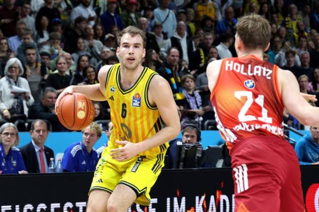 DEU, easyCredit BBL, ALBA vs. Bayern Muenchen, 26.10.2025, Uber-Arena, Berlin, DEU, easyCredit BBL, ALBA vs. Bayern Muenchen, im Bild MALTE DELOW (ALBA Berlin 6), Justus Hollatz (FC Bayern Muenchen 21)