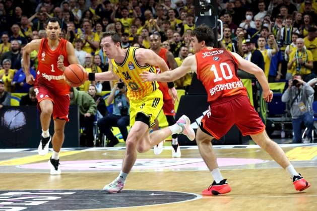 DEU, easyCredit BBL, ALBA vs. Bayern Muenchen, 26.10.2025, Uber-Arena, Berlin, DEU, easyCredit BBL, ALBA vs. Bayern Muenchen, im Bild Justin Bean (ALBA Berlin 34), Justinian Jessup (FC Bayern Muenchen 10)