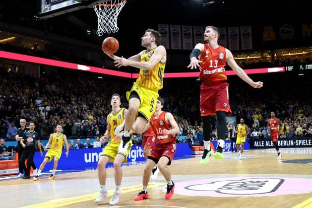 DEU, easyCredit BBL, ALBA vs. Bayern Muenchen, 26.10.2025, Uber-Arena, Berlin, DEU, easyCredit BBL, ALBA vs. Bayern Muenchen, im Bild MALTE DELOW (ALBA Berlin 6), Onuralp Bitim (FC Bayern Muenchen 17)